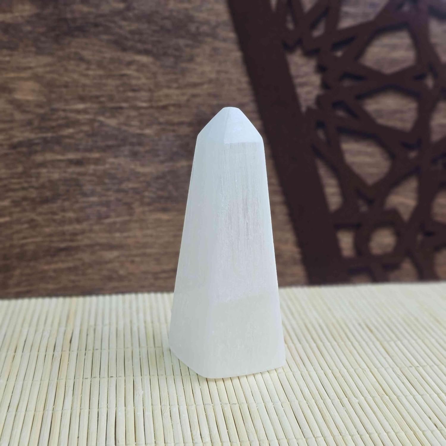 Obelisco de Selenita Para Purificación y Meditación Obelisco de Selenita Para Purificación y Meditación - Imagen 4